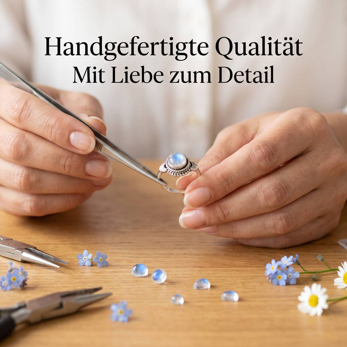 Handgefertigter Silberring mit Mondstein bei der Schmuckherstellung