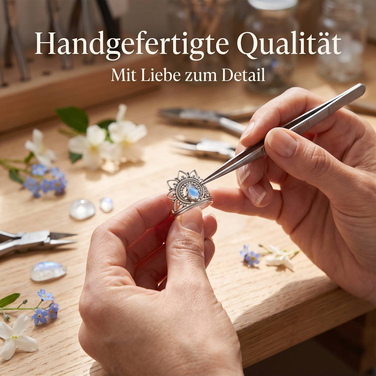 Handgefertigter Silberring mit Mondstein bei der Schmuckherstellung