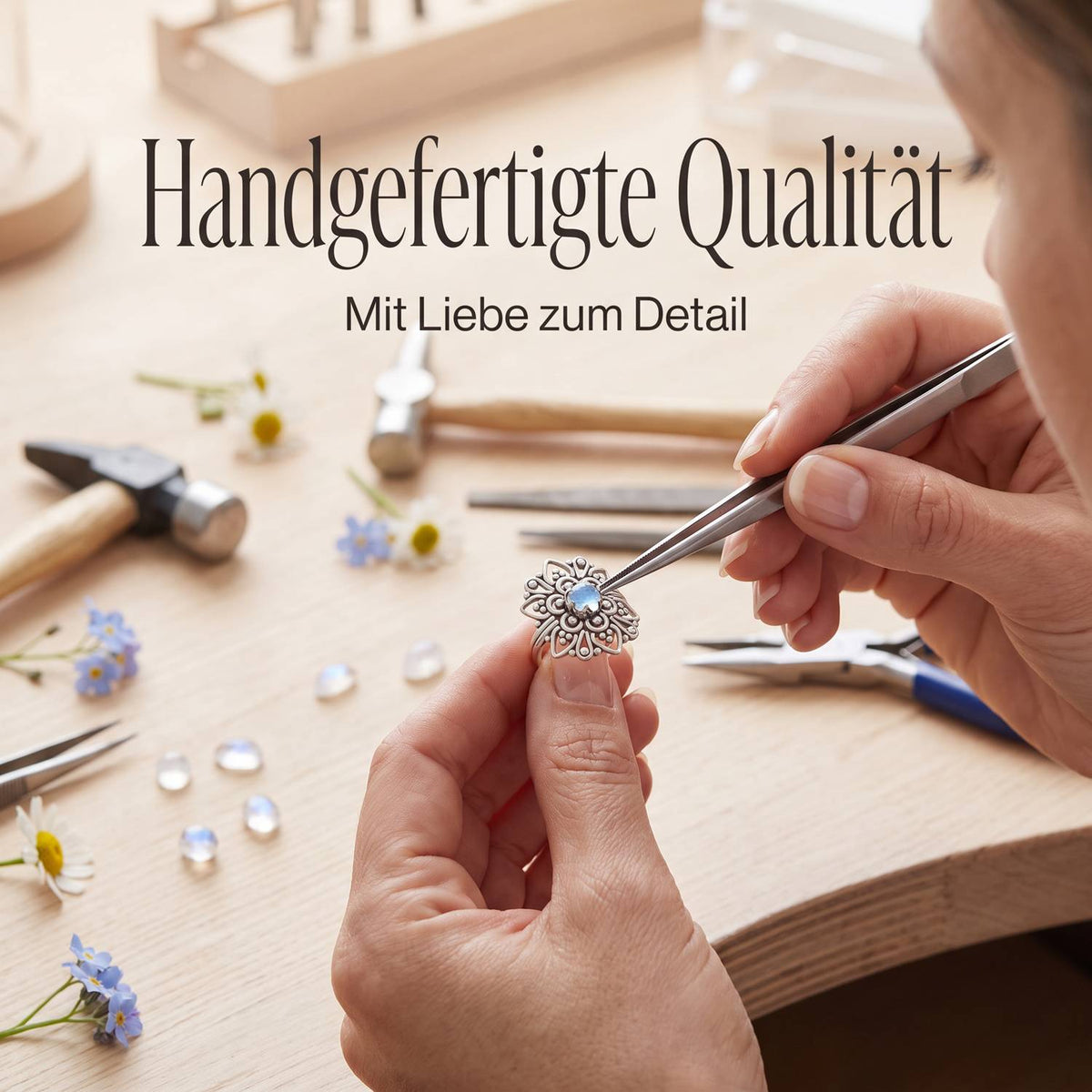 Handgefertigter Silberring mit Mondstein bei der Schmuckherstellung