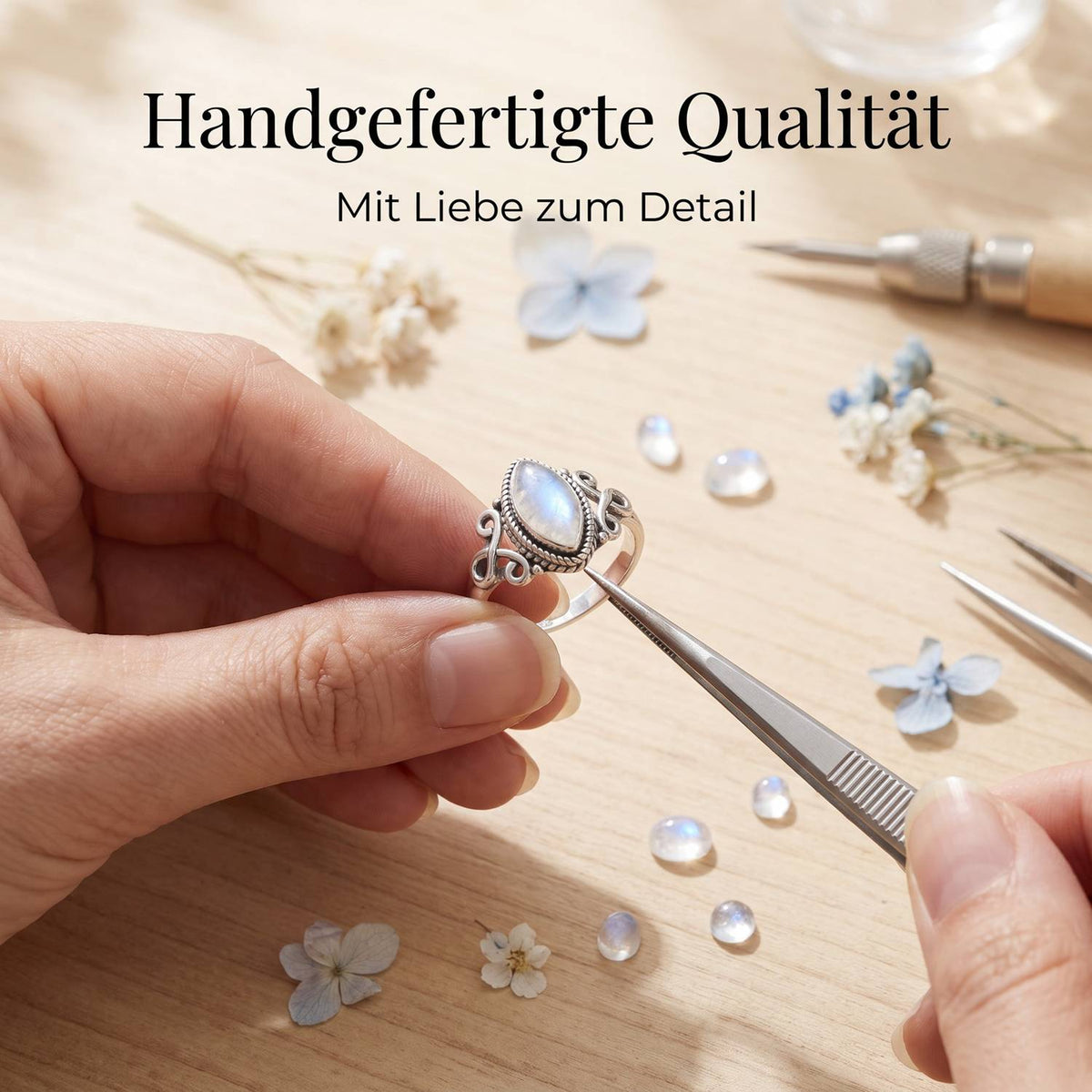 Handgefertigter Silberring mit Mondstein bei der Schmuckherstellung