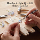 [KI] Handgefertigter Silberring mit Mondstein bei der Schmuckherstellung