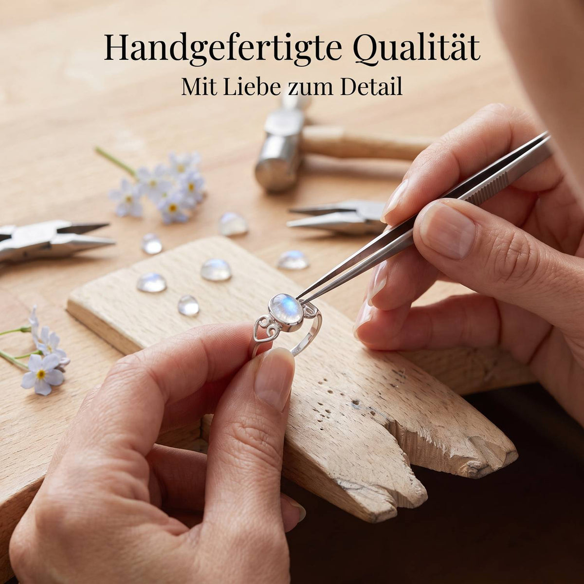 Handgefertigter Silberring mit Mondstein bei der Schmuckherstellung