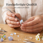 [KI] Handgefertigter Silberring mit Mondstein bei der Schmuckherstellung