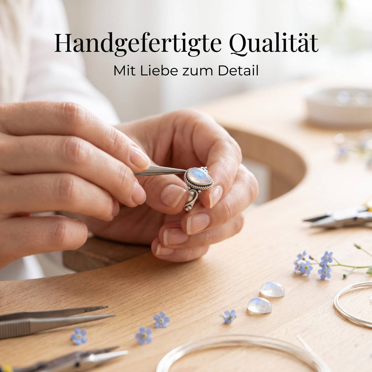 Handgefertigter Silberring mit Mondstein bei der Schmuckherstellung