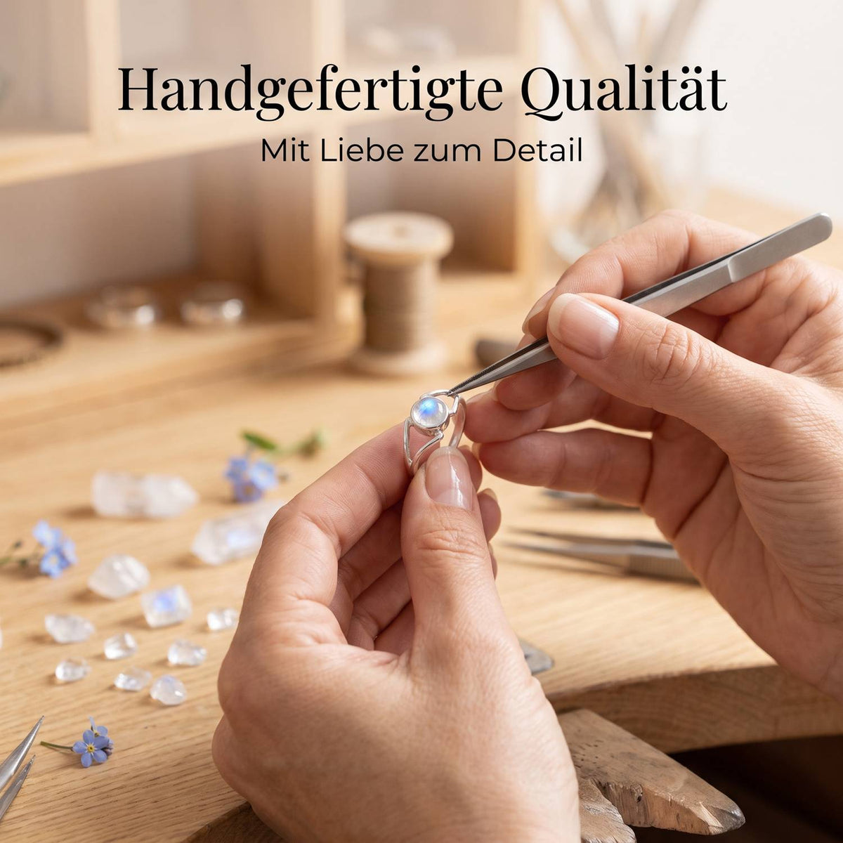 Handgefertigter Silberring mit Mondstein bei der Schmuckherstellung