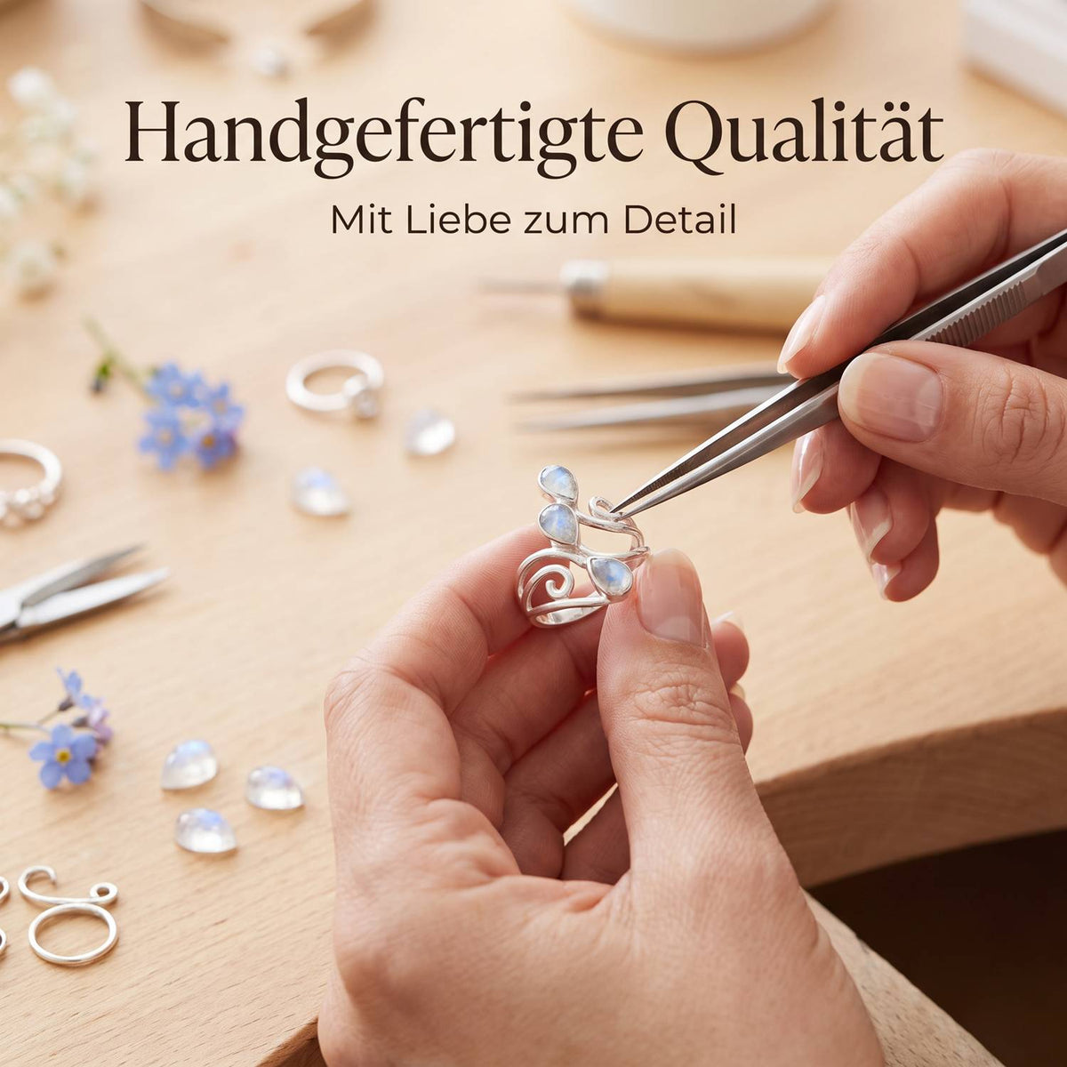 Handgefertigter Silberring mit Mondstein bei der Schmuckherstellung