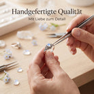 [KI] Handgefertigter Silberring mit Mondstein bei der Schmuckherstellung