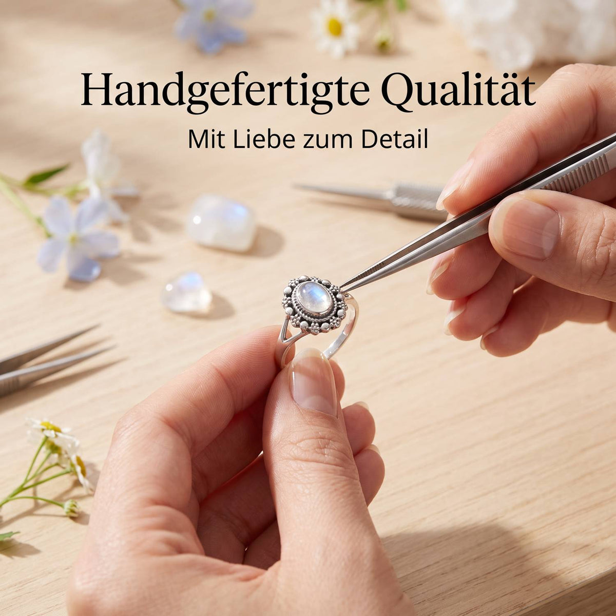 Handgefertigter Silberring mit Mondstein bei der Schmuckherstellung