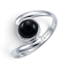 [KI] Onyxring aus Silber auf weißem Hintergrund