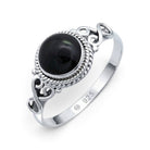 [KI] Onyxring aus Silber auf weißem Hintergrund