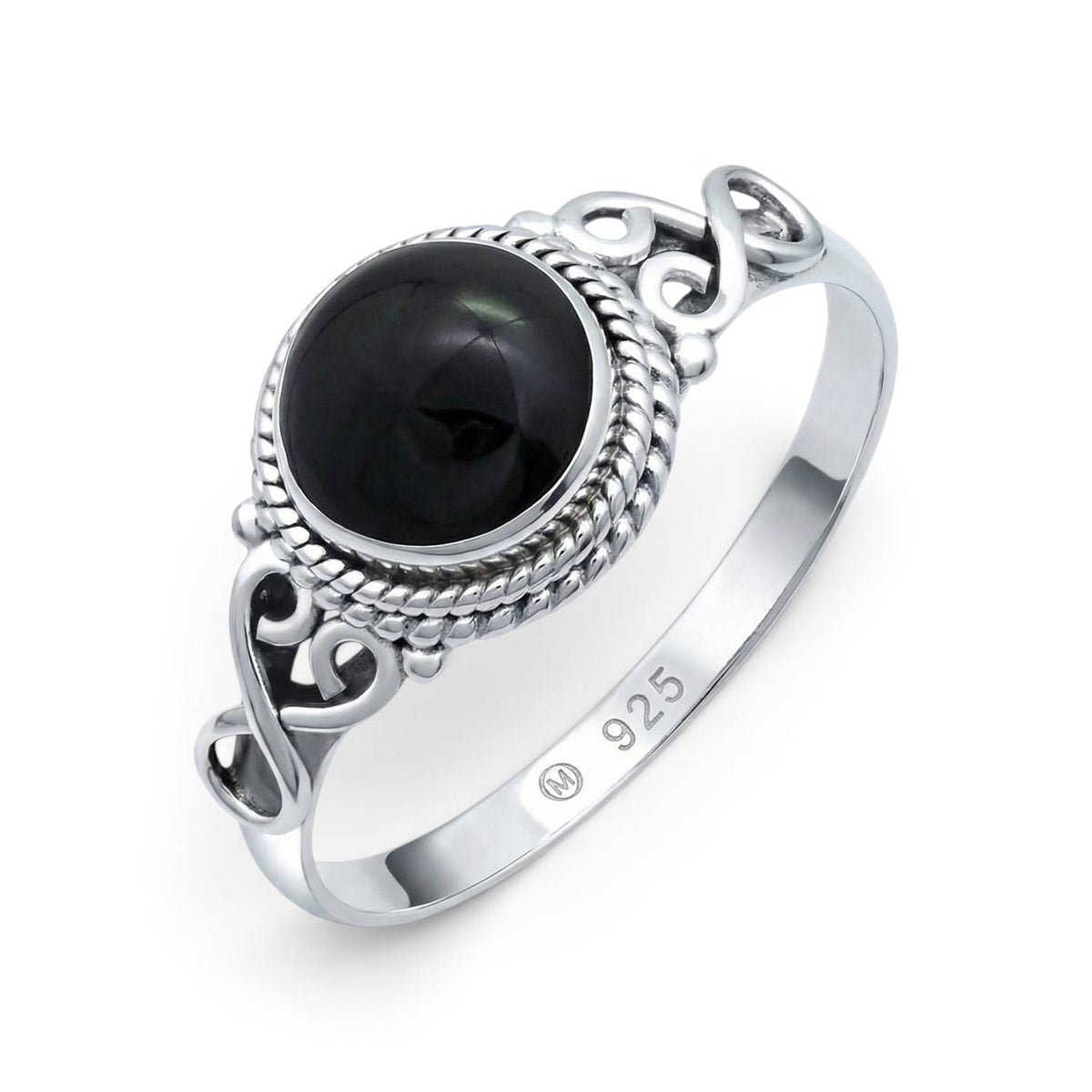 Onyxring aus Silber auf weißem Hintergrund
