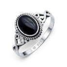 [KI] Onyxring aus Silber auf weißem Hintergrund