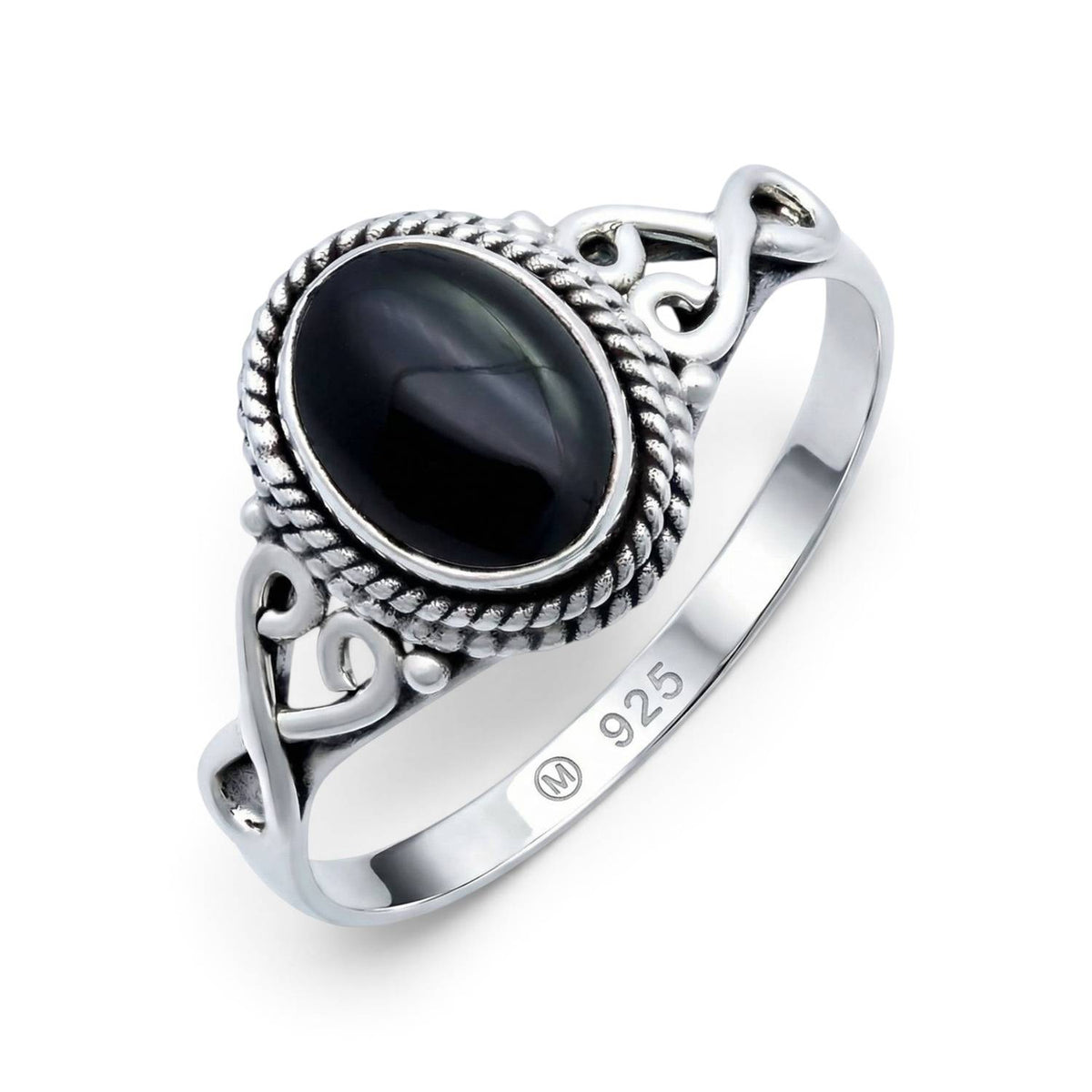 Onyxring aus Silber auf weißem Hintergrund