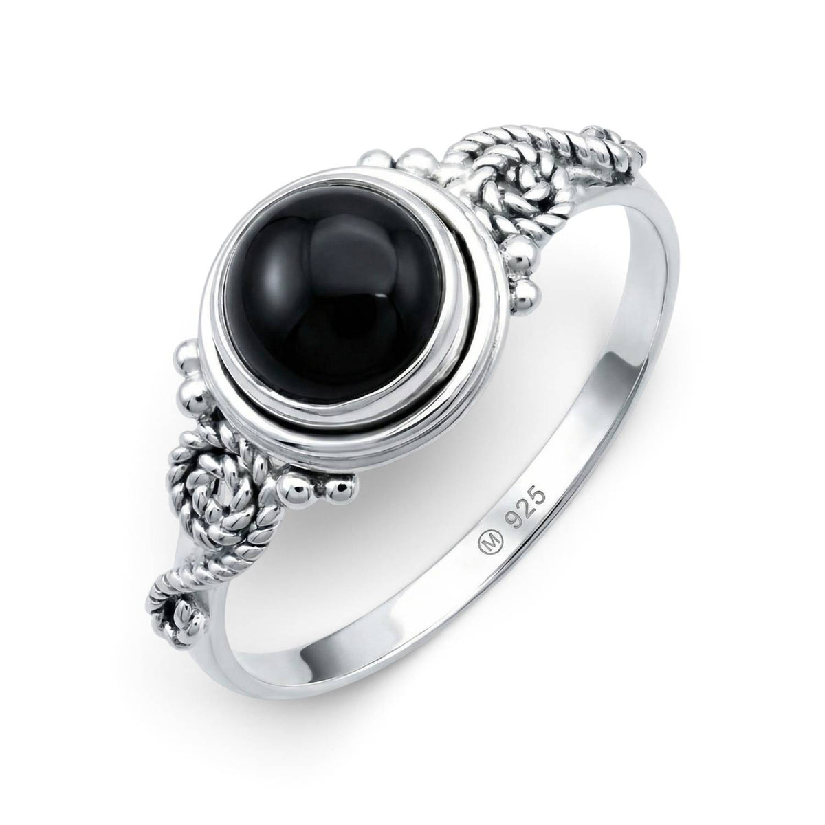 Onyxring aus Silber auf weißem Hintergrund