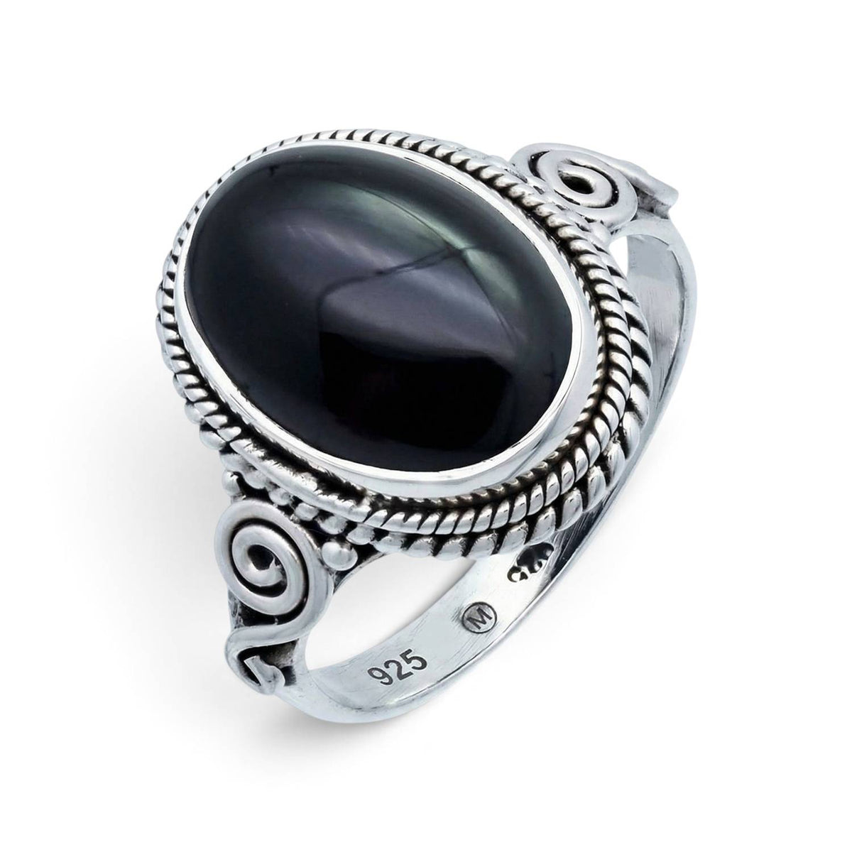 Onyxring aus Silber auf weißem Hintergrund