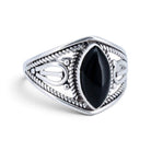 [KI] Onyxring aus Silber auf weißem Hintergrund