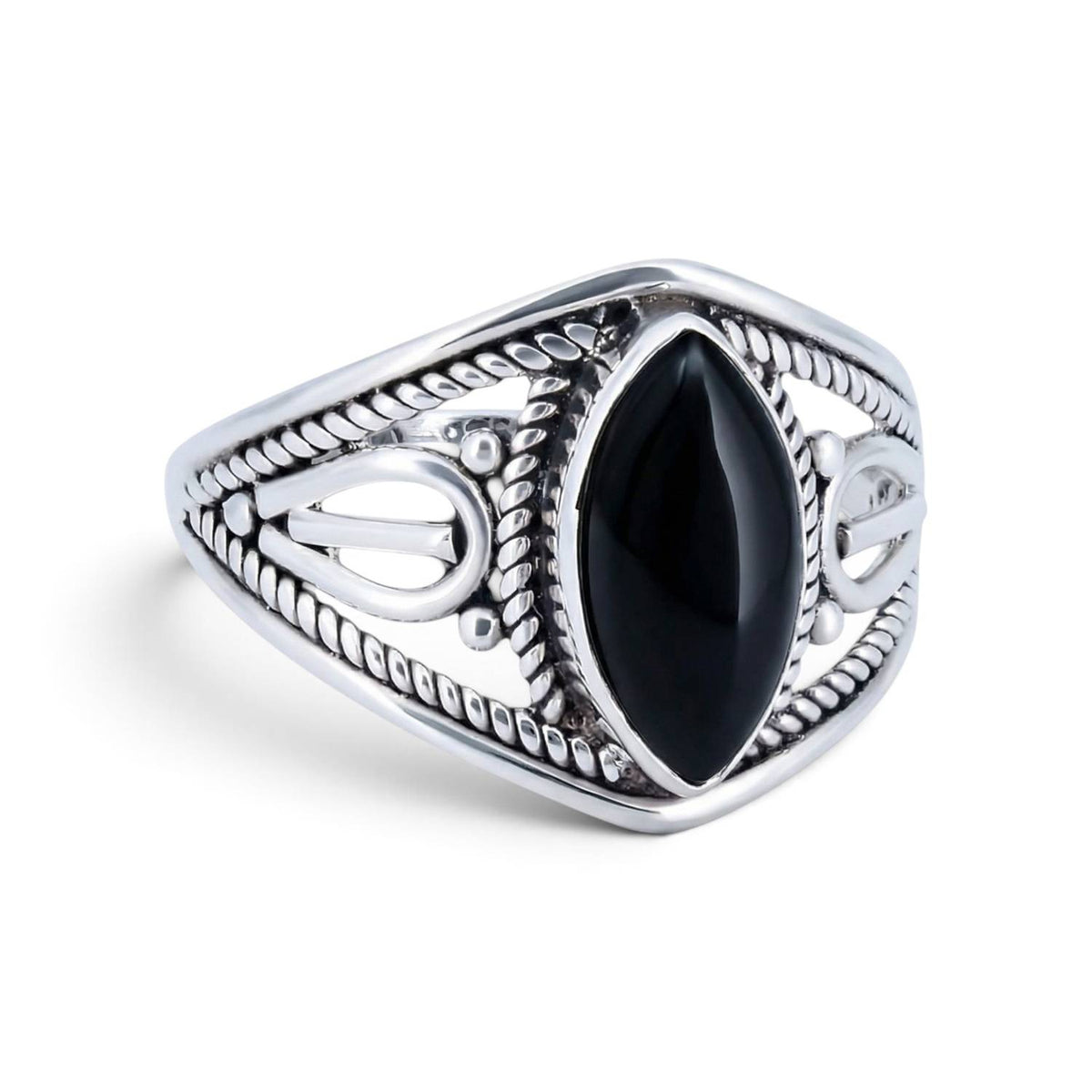 Onyxring aus Silber auf weißem Hintergrund