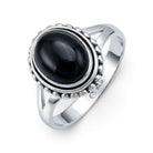 [KI] Onyxring aus Silber auf weißem Hintergrund
