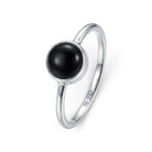 [KI] Onyxring aus Silber auf weißem Hintergrund