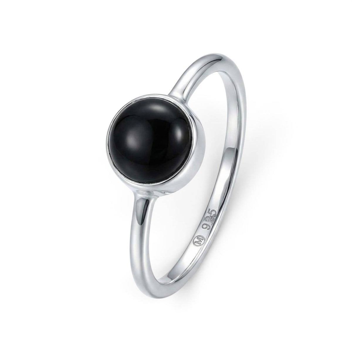 Onyxring aus Silber auf weißem Hintergrund