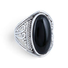[KI] Onyxring aus Silber auf weißem Hintergrund
