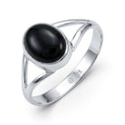 [KI] Onyxring aus Silber auf weißem Hintergrund