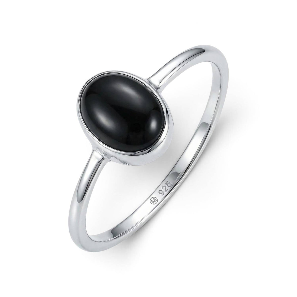 Onyxring aus Silber auf weißem Hintergrund