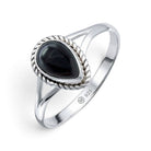 [KI] Onyxring aus Silber auf weißem Hintergrund
