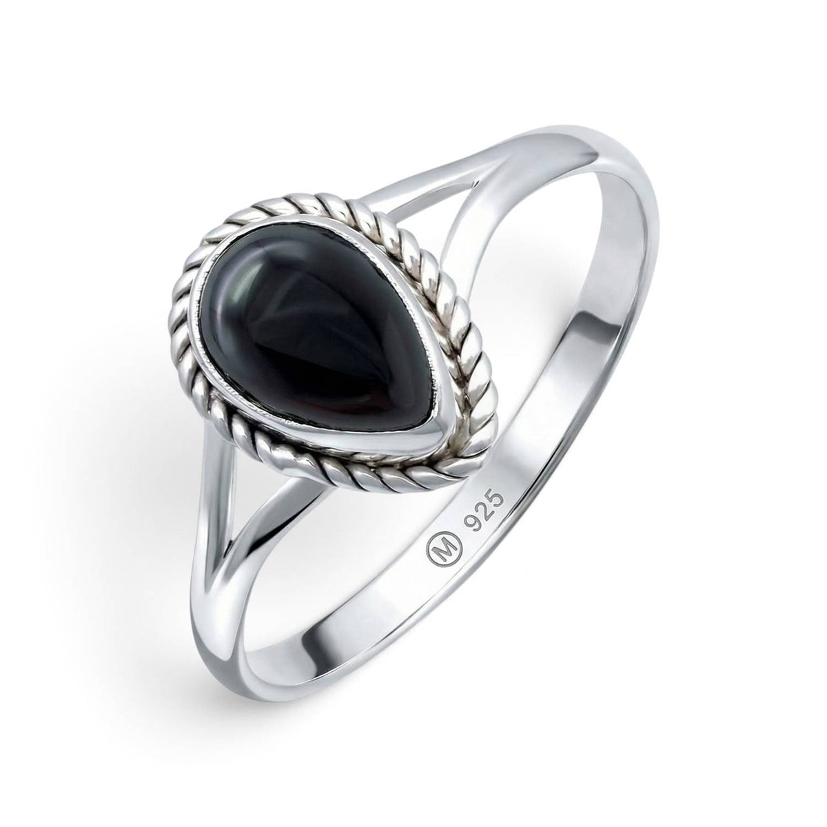 Onyxring aus Silber auf weißem Hintergrund