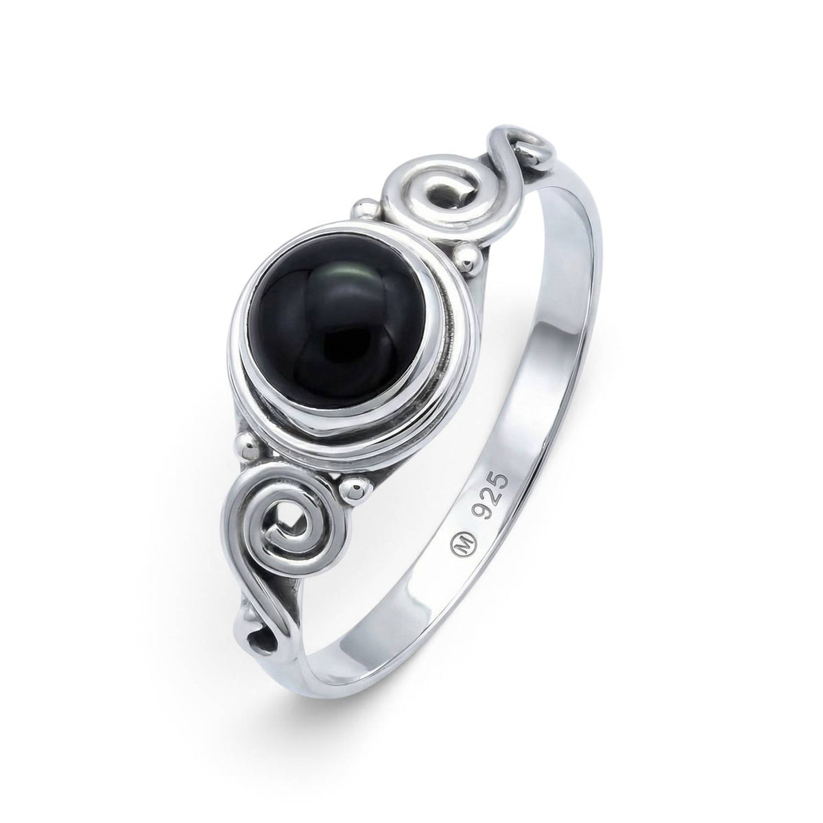 Onyxring aus Silber auf weißem Hintergrund