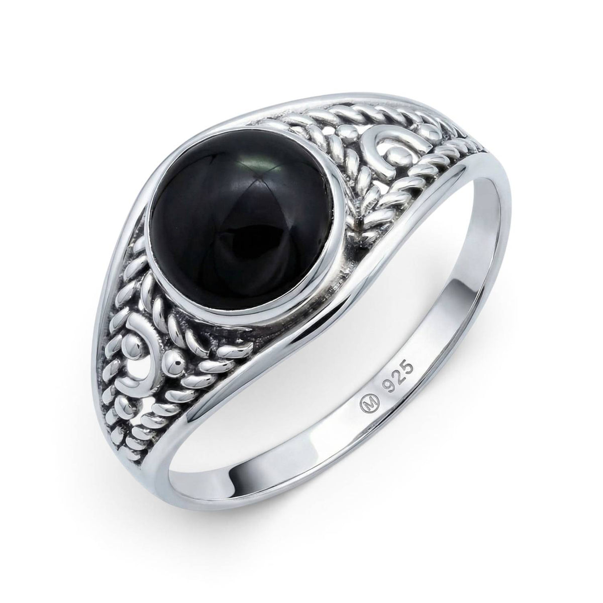 Onyxring aus Silber auf weißem Hintergrund