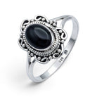[KI] Onyxring aus Silber auf weißem Hintergrund