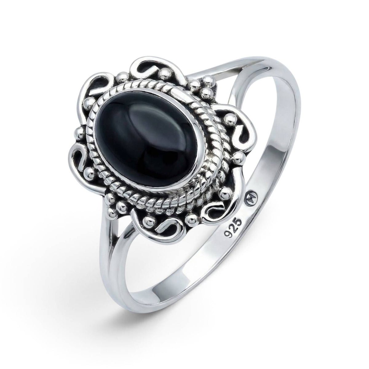 Onyxring aus Silber auf weißem Hintergrund
