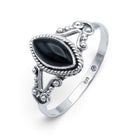 [KI] Onyxring aus Silber auf weißem Hintergrund