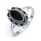 [KI] Onyxring aus Silber auf weißem Hintergrund