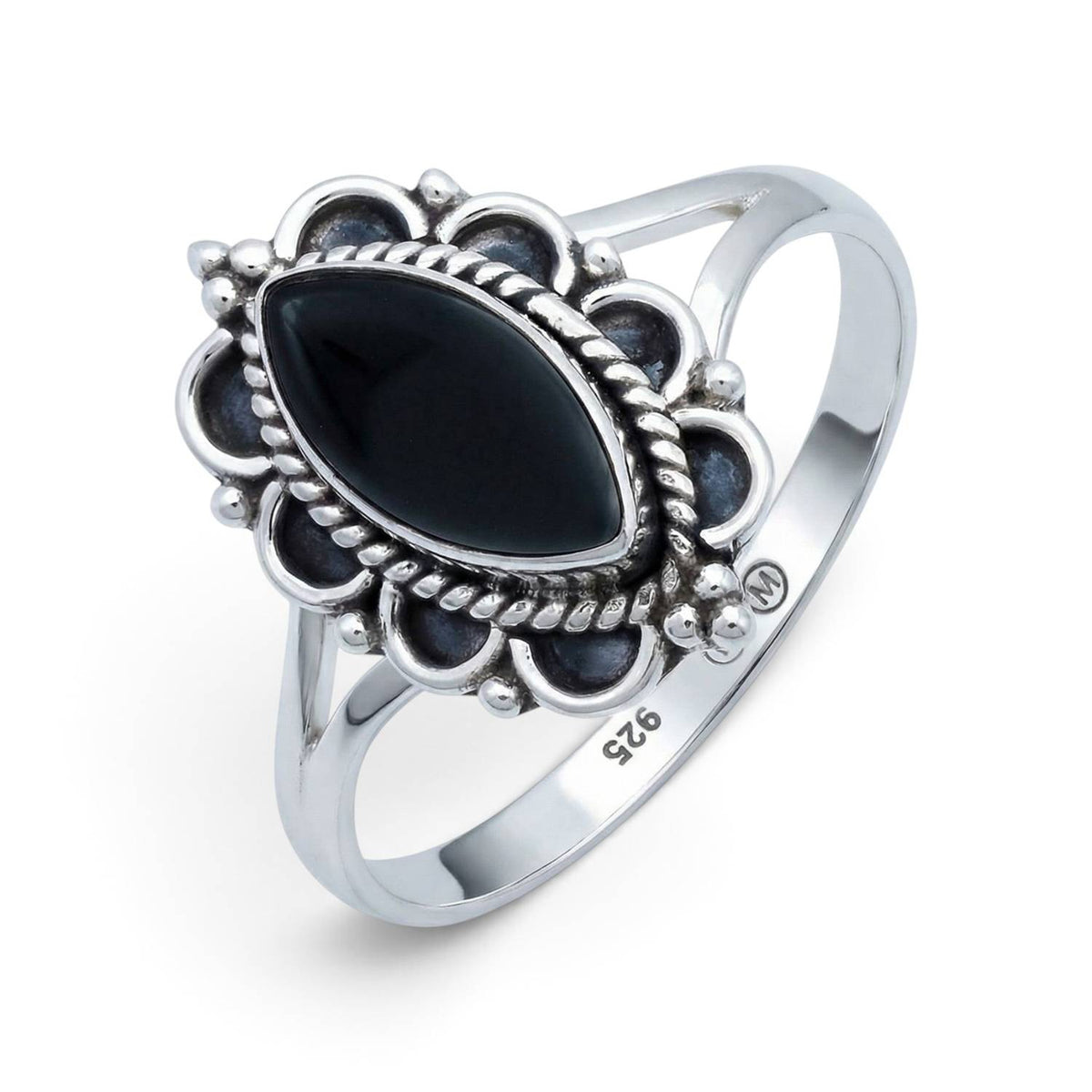 Onyxring aus Silber auf weißem Hintergrund