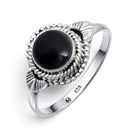 [KI] Onyxring aus Silber auf weißem Hintergrund