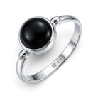 [KI] Onyxring aus Silber auf weißem Hintergrund