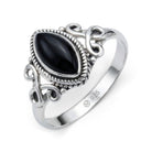 [KI] Onyxring aus Silber auf weißem Hintergrund