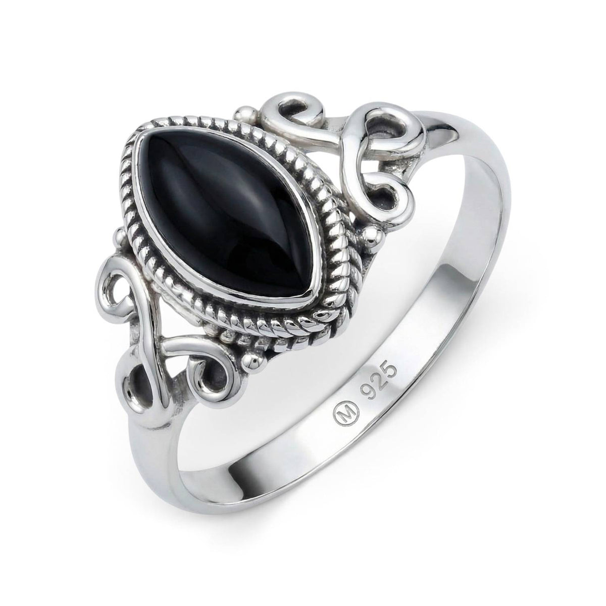 Onyxring aus Silber auf weißem Hintergrund