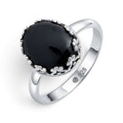 [KI] Onyxring aus Silber auf weißem Hintergrund
