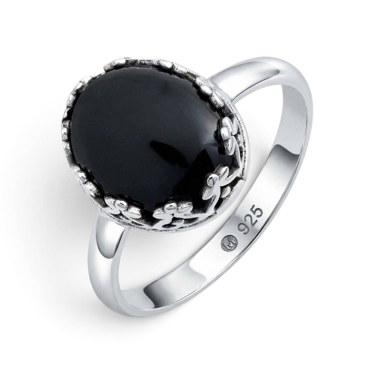 Onyxring aus Silber auf weißem Hintergrund