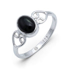 [KI] Onyxring aus Silber auf weißem Hintergrund