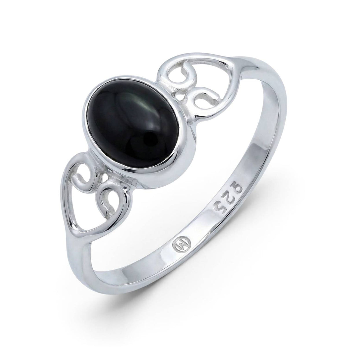Onyxring aus Silber auf weißem Hintergrund