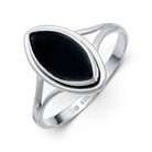 [KI] Onyxring aus Silber auf weißem Hintergrund