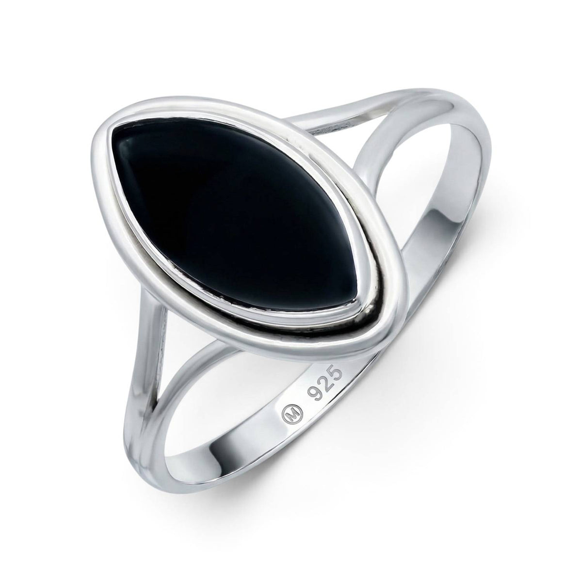 Onyxring aus Silber auf weißem Hintergrund