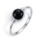 [KI] Onyxring aus Silber auf weißem Hintergrund