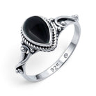 [KI] Onyxring aus Silber auf weißem Hintergrund
