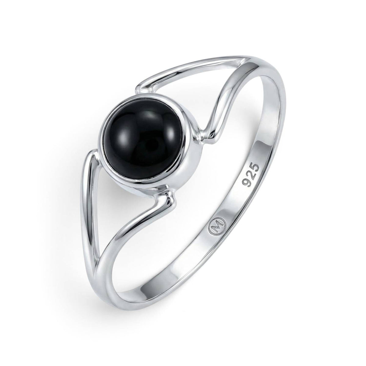 Onyxring aus Silber auf weißem Hintergrund