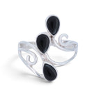 [KI] Onyxring aus Silber auf weißem Hintergrund